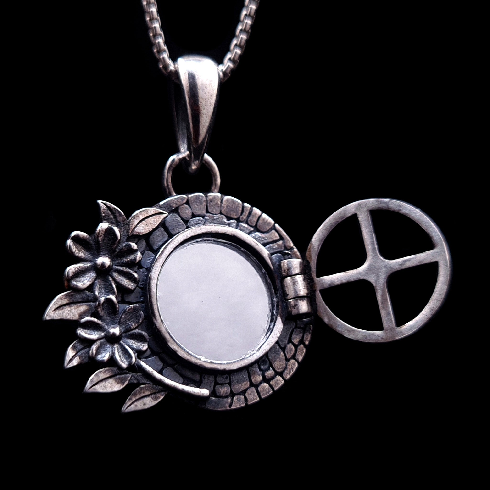 Shire Window pendant – RBZ Jewelry