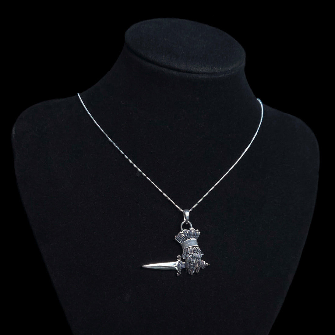 RBZ Jewelry Judith hand and dagger pendant in sterling silver worn on a 45 cm chain, displayed on a black bust
